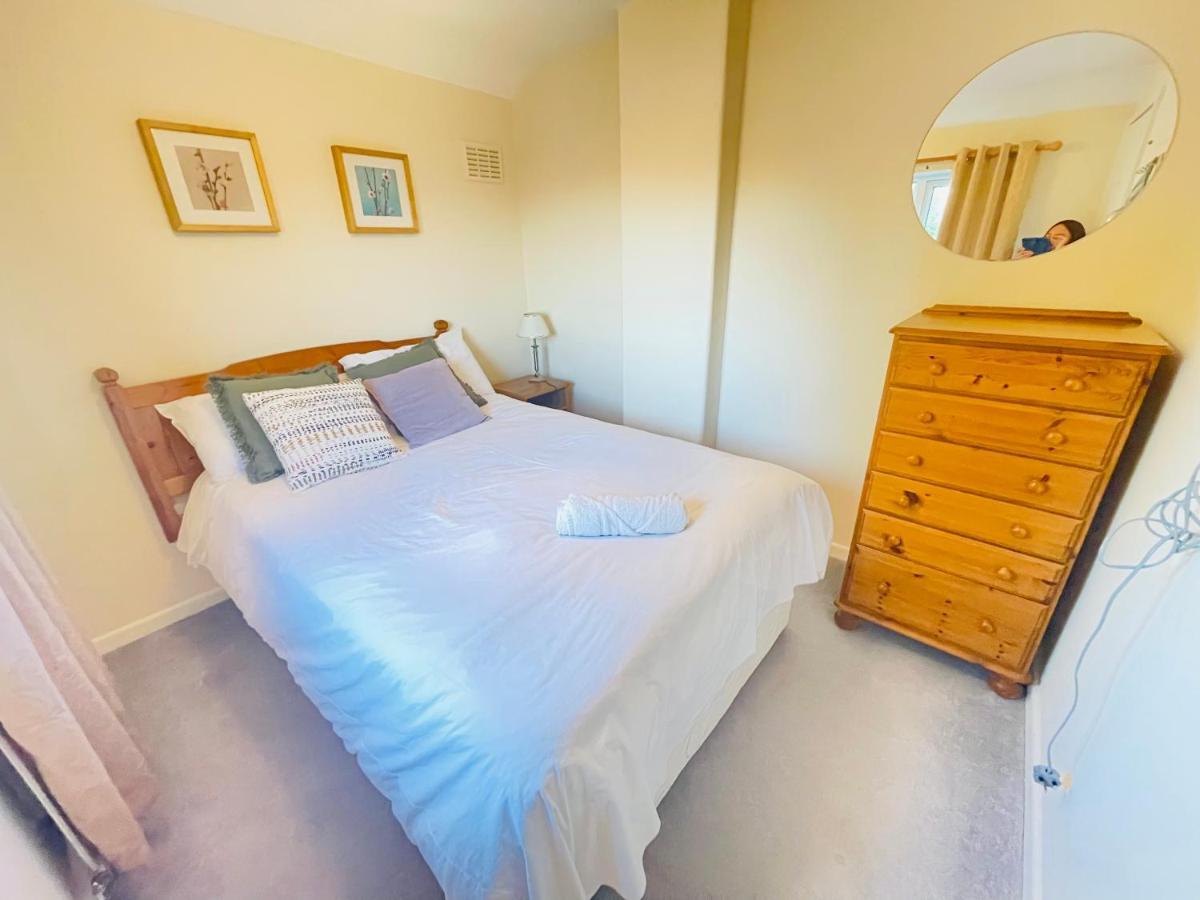 St Ives, King Bed Cosy Home, Parking, Fast Wi Fi سانت آيفز المظهر الخارجي الصورة